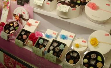Gratë në Japoni janë të detyruara t’u blejnë çokollata burrave për Shën Valentin