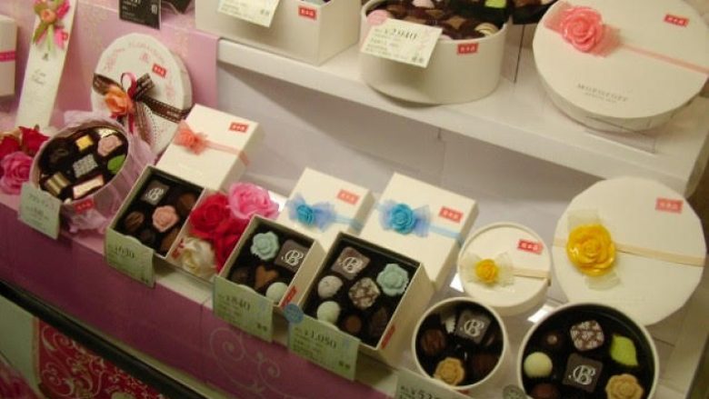 Gratë në Japoni janë të detyruara t’u blejnë çokollata burrave për Shën Valentin