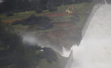 Situatë e jashtëzakonshme në Kaliforni: Dëmtohet rëndë diga, rreth 200 mijë banorë evakuohen me urgjencë (Foto/Video)