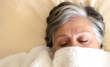 Gjumi i tepërt mund të jetë shenjë e hershme e demencës
