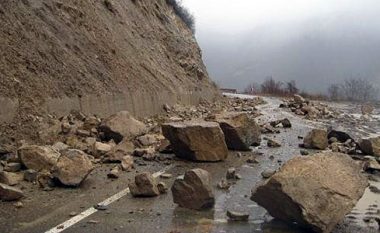 Rrëshqitje dheu dhe gurëve në disa rrugë nacionale e rajonale