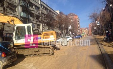 Gjithçka gati për rrënimin e murit në Mitrovicë, ekskavatori pret urdhrin (Foto/Video)