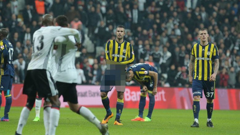 Van Persie prek organin gjenital gjersa shikon në sy reprezentuesin serb (Foto)