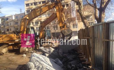 Dy ekskavatorë po e bëjnë rrënimin e murit në Mitrovicë (Foto/Video)