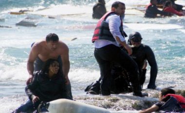 Dhjetëra emigrantë janë shpëtuar nga një anije në Detin Egje