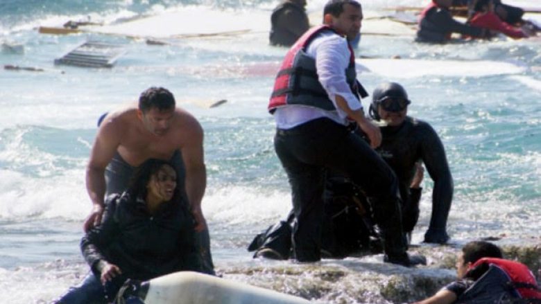 Dhjetëra emigrantë janë shpëtuar nga një anije në Detin Egje