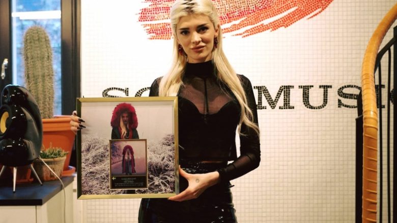 Era Istrefi nderohet në Suedi (Foto)