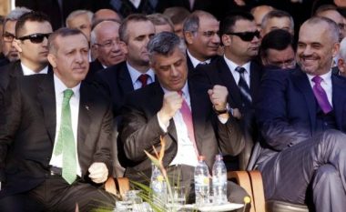 Goditje tjetër e medieve serbe: Turqia armatos shqiptarët për luftë, Erdogan i jep Thaçit aeroplanë!