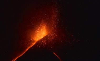 Shpërthen vullkani Etna në Itali, panik në qytetet pranë (Video)