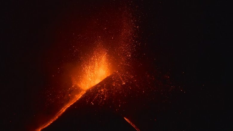 Shpërthen vullkani Etna në Itali, panik në qytetet pranë (Video)