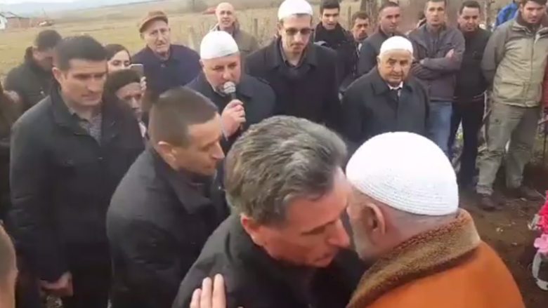 Pas ceremonisë së varrimit, pranë babait – luftëtarit të UÇK-së: Familja Curri ia fal gjakun familjes Salihu (Video)