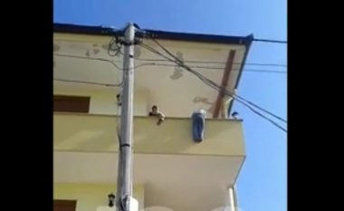Prindërit lënë vetëm fëmijën tre vjeç, ai kacavaret në ballkon (Video)