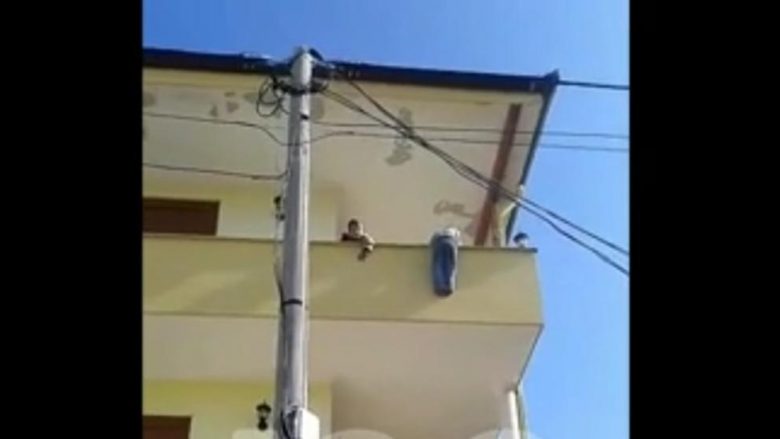 Prindërit lënë vetëm fëmijën tre vjeç, ai kacavaret në ballkon (Video)