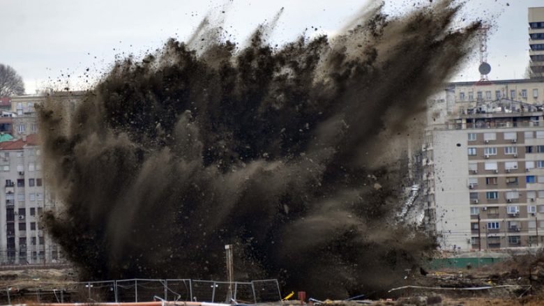 Shpërthen një bombë gjysmëtonëshe në Beograd, dridhet i gjithë qyteti (Foto/Video)