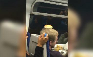 Përleshje në një tren në Angli, e gjitha shkaku i një gjevreku (Video)