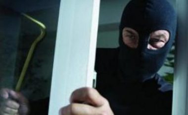 Persona të maskuar grabisin në banesën e një gruaje në veri të Mitrovicës