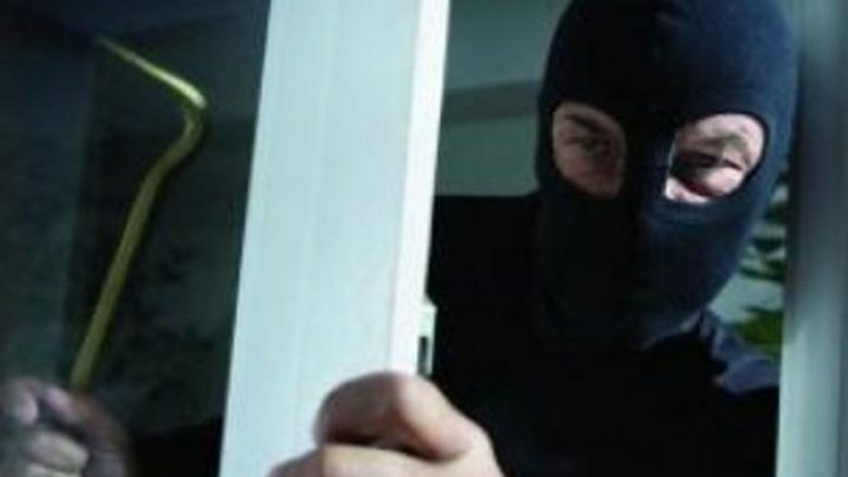Persona të maskuar grabisin në banesën e një gruaje në veri të Mitrovicës