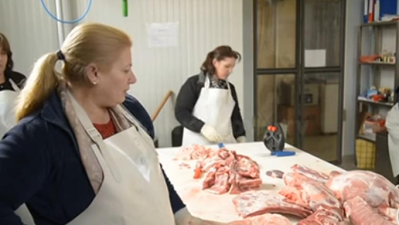Gratë shqiptare, serbe dhe kroate punojnë bashkë në përpunimin e mishit të derrit (Video)