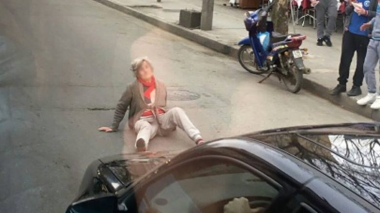 Pamje trishtimi nga Tirana: Ndalet para veturave në rrugë, kërkon ta shkelin (Foto)