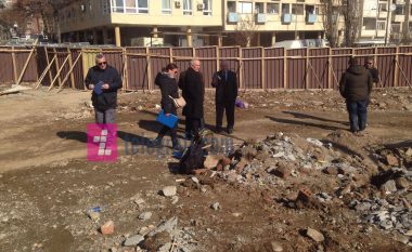Gjendet një fotografi tek vendi ku po gërmohet në Mitrovicë