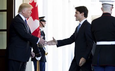 Kryeministri kanadez i tregoi Trumpit se si duhet shtrënguar duart (Video)
