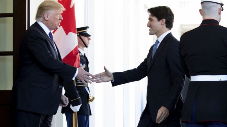 Kryeministri kanadez i tregoi Trumpit se si duhet shtrënguar duart (Video)