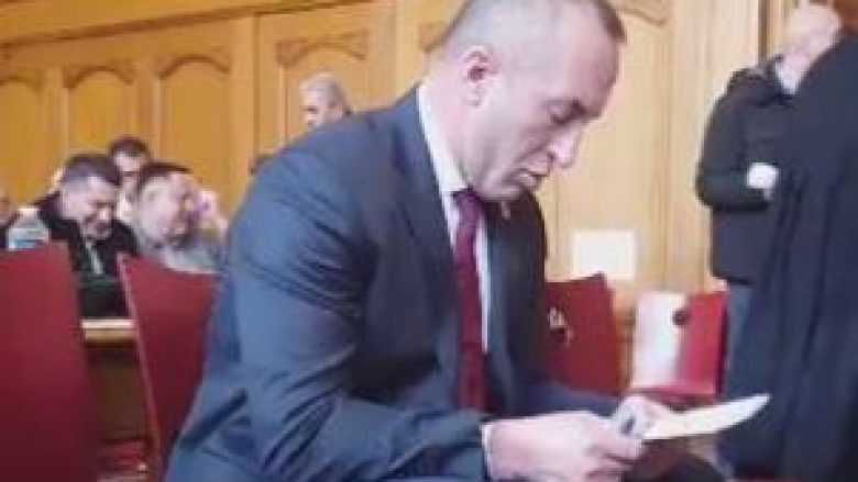 Haradinaj para gjykatës, simbole të “Shqipërisë së Madhe” në sallën e gjyqit (Foto)