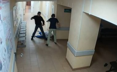 I dehuri grushton dy infermieret dhe rojën e spitalit, i reziston edhe policisë (Video)
