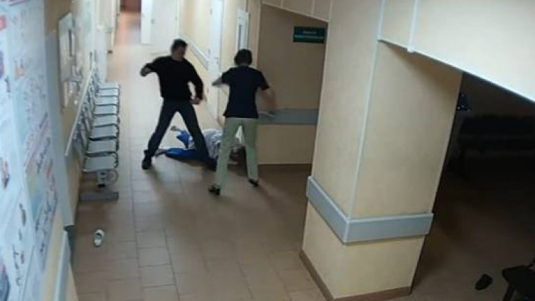 I dehuri grushton dy infermieret dhe rojën e spitalit, i reziston edhe policisë (Video)