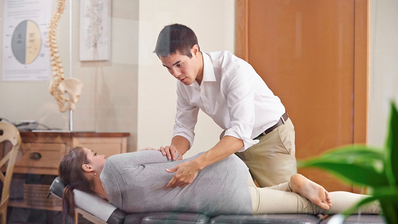 Kiropraktika: Kush janë kiropraktikuesit dhe si mund të na ndihmojnë?