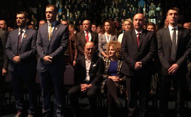 Ymeri dhe Kadaj-Bujupi nderojnë Pacollin në Kongresin e Partisë, injorojnë himnin shtetëror të Kosovës