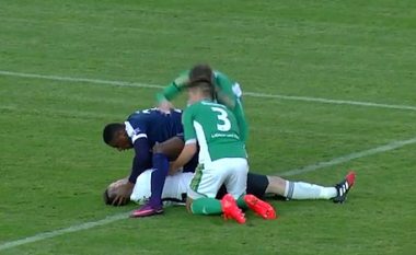 Kur futbolli harron rivalitetin, sulmuesi i ndihmon portierit kundërshtarë duke ia shpëtuar jetën (Foto/Video)