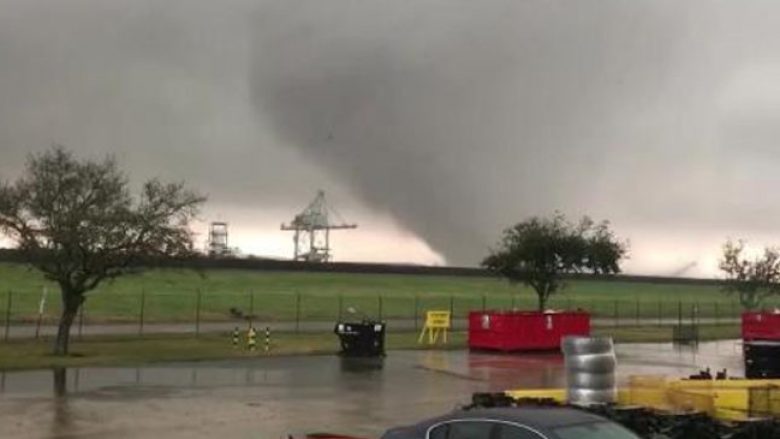 Tornadoja rrëzon kamionin dhjetëra tonësh, sikur të ishte prej kartonit (Video)