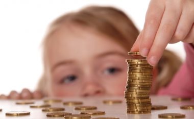 Këto 7 gjëra nuk duhet t’ia tregoni fëmijëve për paratë