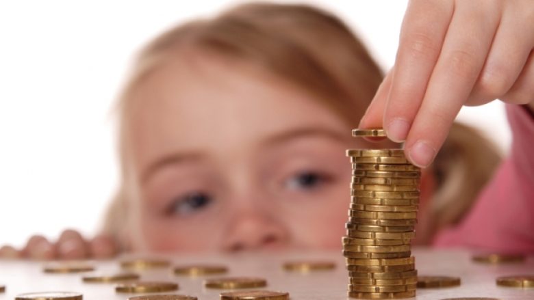 Këto 7 gjëra nuk duhet t’ia tregoni fëmijëve për paratë