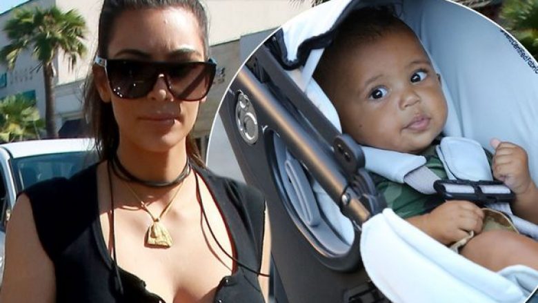 ​Çfarë i mëson djalit të saj Kim Kardashian? (Video)