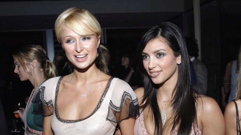 Kim ia uron ditëlindjen Paris Hiltonit me foto vetëm në sutjena (Foto)