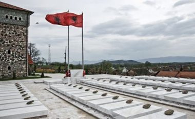 Homazhe në Kompleksin Memorial “Dëshmorët e Kombit” në Gllogjan