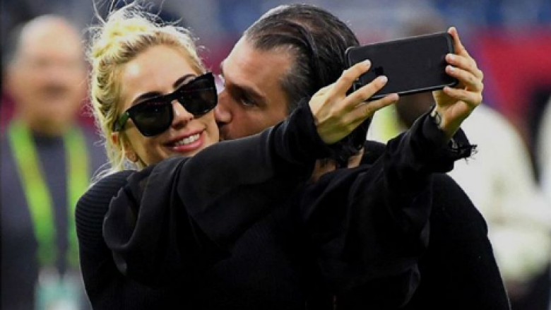 Lady Gaga del publikisht me të dashurin e ri, ja çka bëri me unazën e fejesës (Foto)
