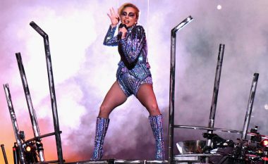 Akrobacionet e Lady Gagas në Super Bowl, hedhja nga çatia dhe muzika energjike (Video)