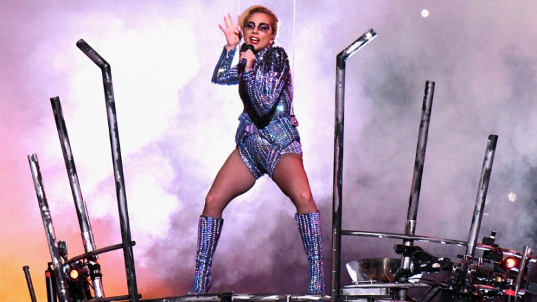 Akrobacionet e Lady Gagas në Super Bowl, hedhja nga çatia dhe muzika energjike (Video)