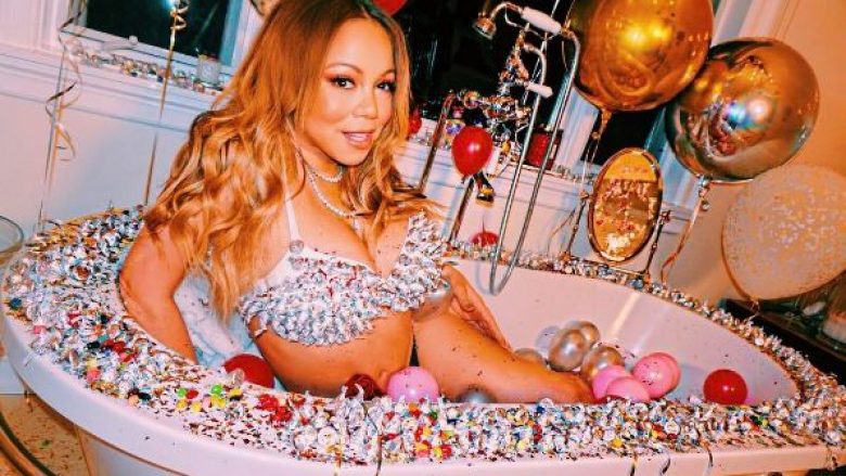 Mariah Carey publikon fotografi të ‘nxehta’ me të dashurin e saj në vaskë (Foto)