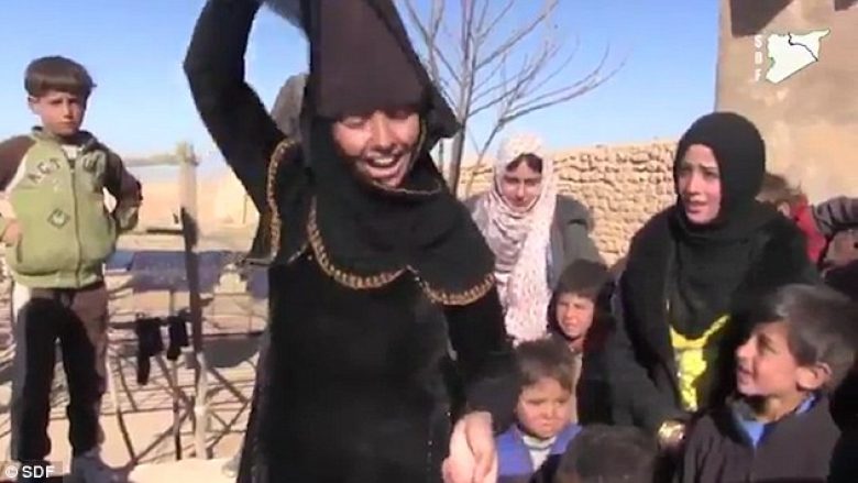 Gratë festojnë çlirimin nga ISIS, duke djegur mbulesën (Video)