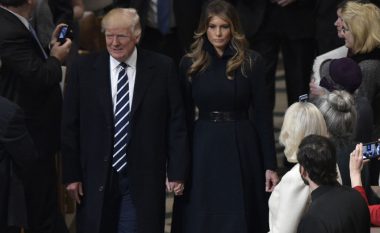 Reagimi i Melanias kur Trump ia prek krahun, nxit spekulime se ajo po qëndron e martuar pa dëshirë (Foto/Video)