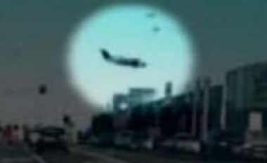Momenti kur aeroplani rrëzohet mbi qendrën tregtare në Melburn të Australisë (Video)