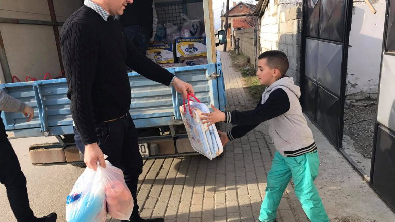 Mërgimtari nga Rahoveci ndihmon 10 familje skamnore në Prizren (Video)