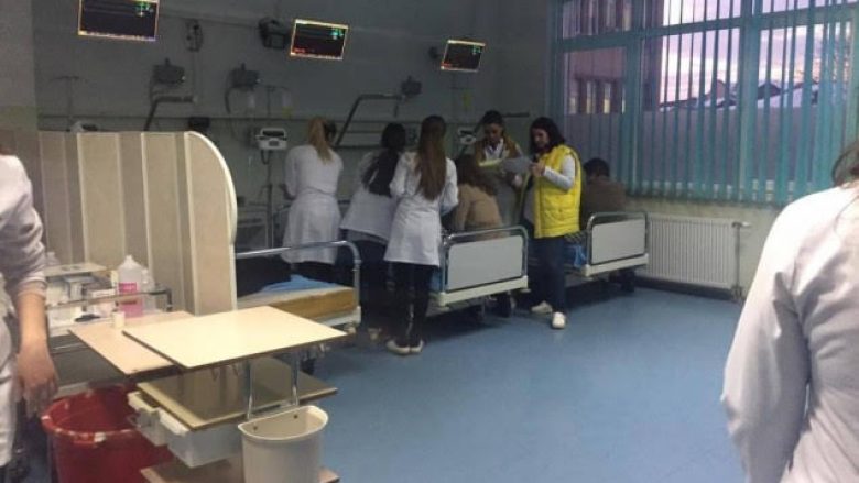 Disa nxënës të gjimnazit në Ferizaj kërkuan ndihmë mjekësore pas hedhjes së gazit