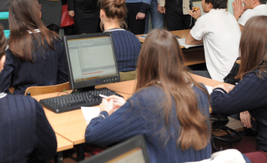 Eurosat: Në Maqedoni 99,6% e nxënësve të shkollave të mesme mësojnë dy gjuhë të huaja