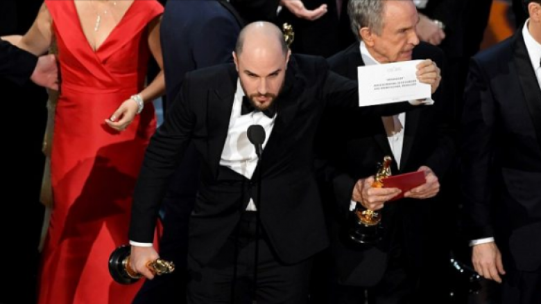 Organizatorët e “Oscar”-it kërkojnë falje: Ishte gabimi ynë! Dhamë zarfin e gabuar