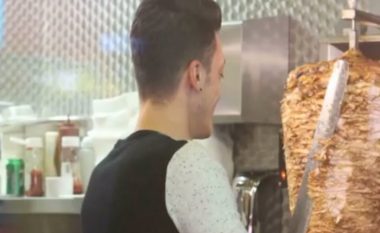 Ozil shet ‘donera’ në një ‘fast food’ (Video)